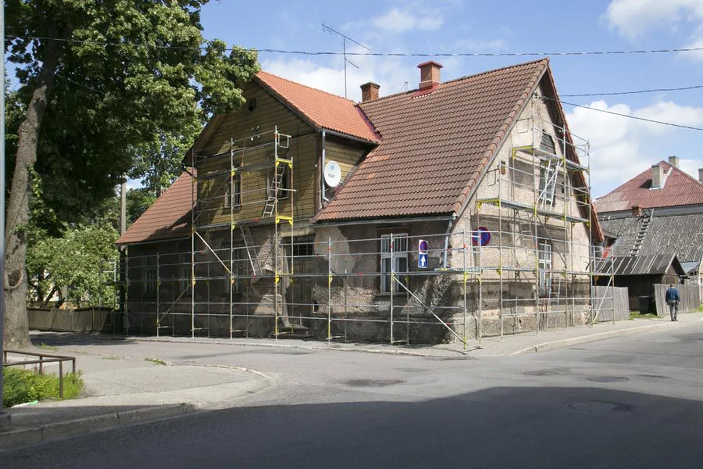 Et Posti tänaval oleva maja seinast kukkus tänavale krohvi, saatis linn novembris omanikule kirja, et too hoonega midagi ette võtaks. Koostatud tegevusplaan sai üleeile muinsuskaitseametilt heakskiidu ning juba eile seisid maja ümber tellingud.