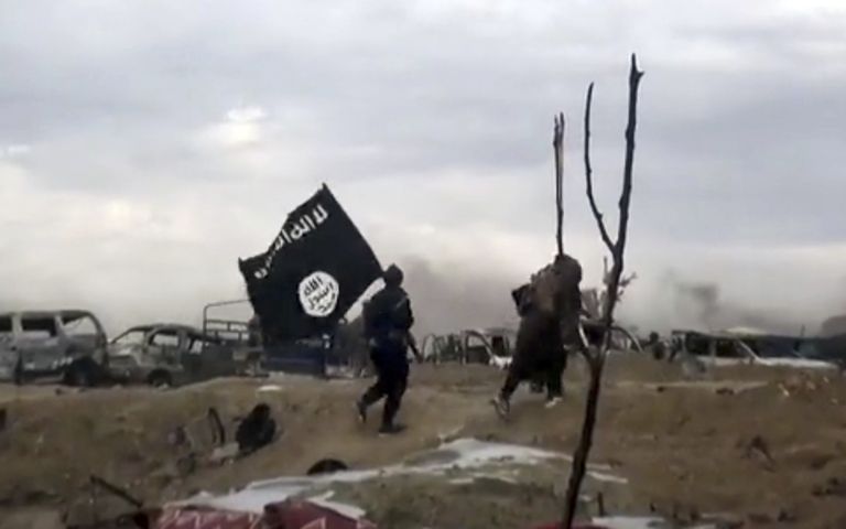 Islamiriigi võitlejad oma lipuga