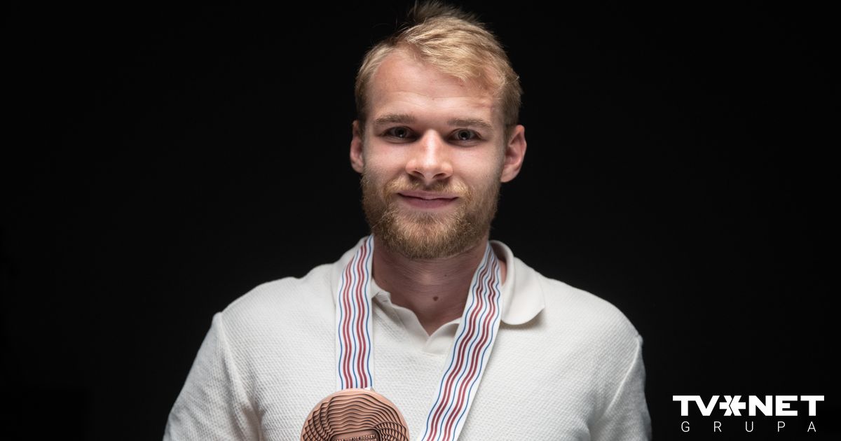 Денис Смирнов - пиво в раздевалке, возложение цветов у посольств ...