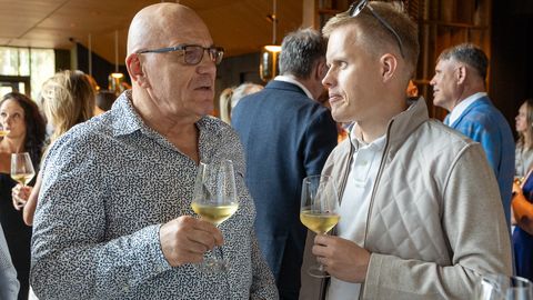 OLEG GROSS ⟩ Hoian Kurro loodusspaale kahe käega pöialt