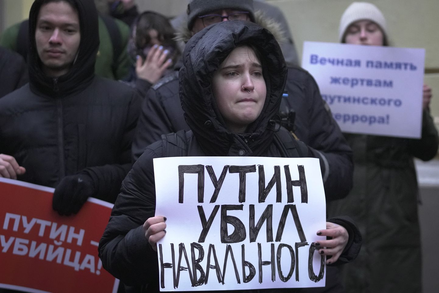 Участница стихийной акции памяти около посольства РФ в день, когда стало известно о смерти Алексея Навального, 16 февраля 2024 года, Таллинн.
