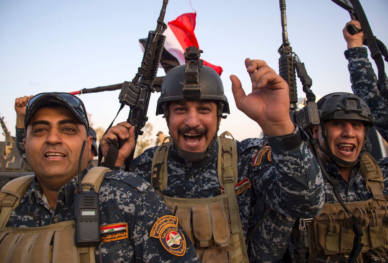 Iraagi politseinikud tähistamas Mosuli vabastamist.
