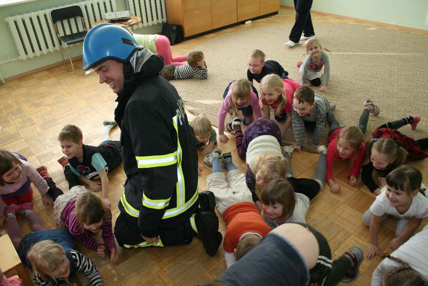 Päästjad ja politseinikud külastasid Pärnu-Jaagupi Pesamuna lasteaeda.