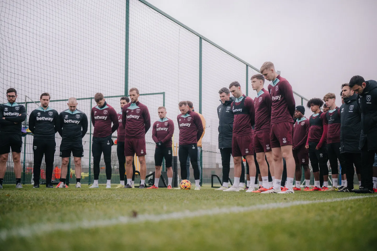 West Ham Unitedis langetati reedel Oscar Fairsi mälestuseks pea.