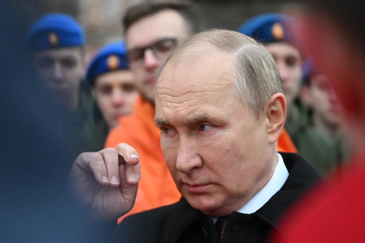 Путин общается с будущими кадровыми российскими военными на Красной площади в Москве 4 ноября 2022 года.