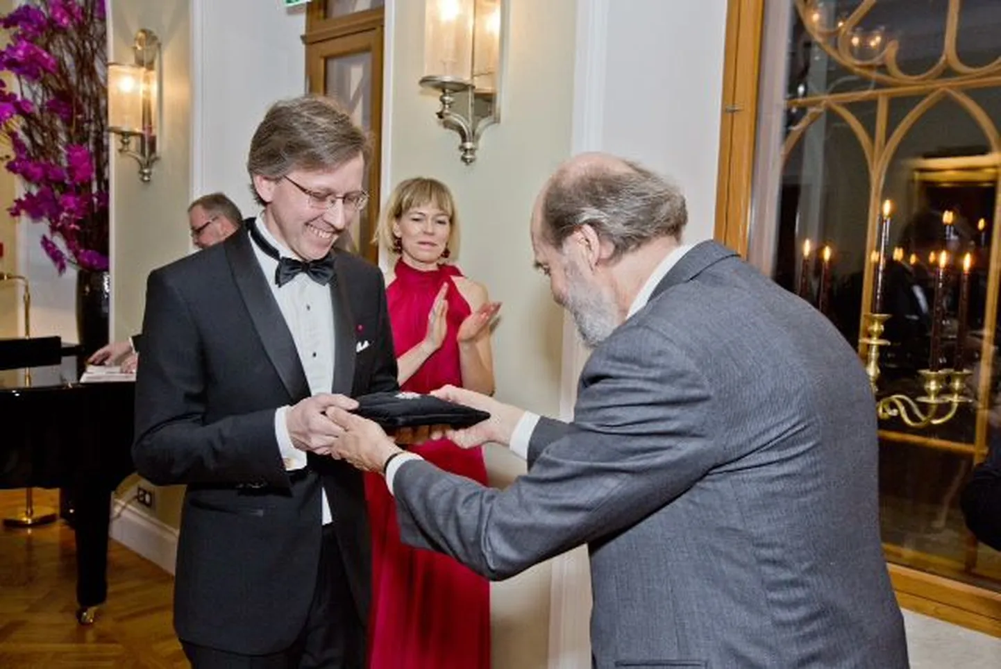 Arvo Pärt Indrek Laulule auhinda üle andmas