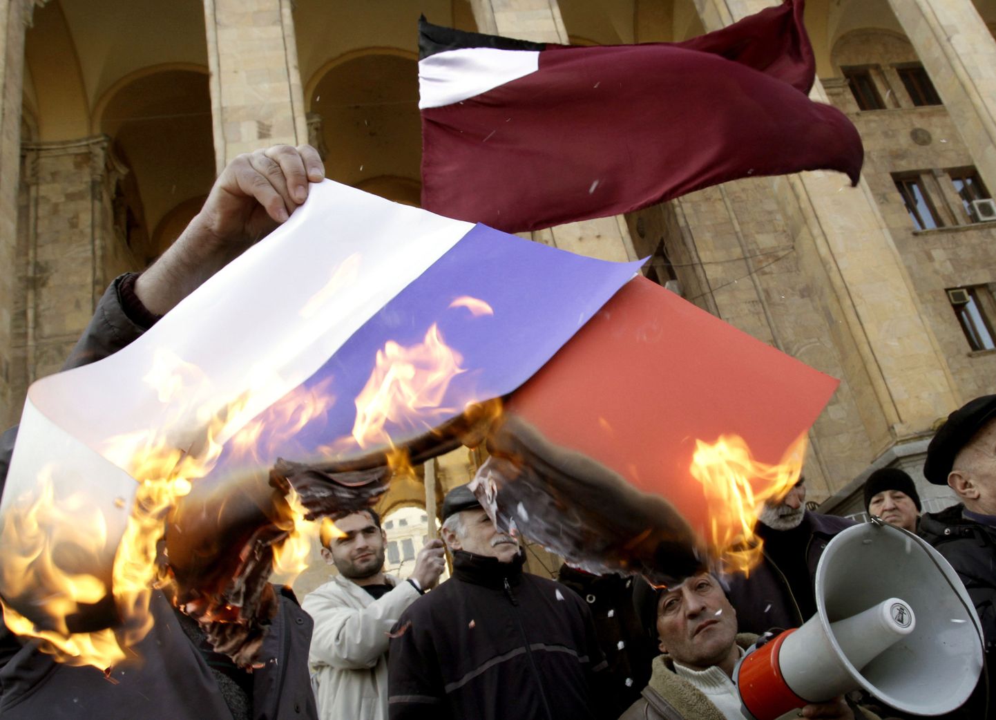Meeleavaldajad mullu 25. veebruaril Thbilisis Gruusia parlamendi ees Vene lippu põletamas.