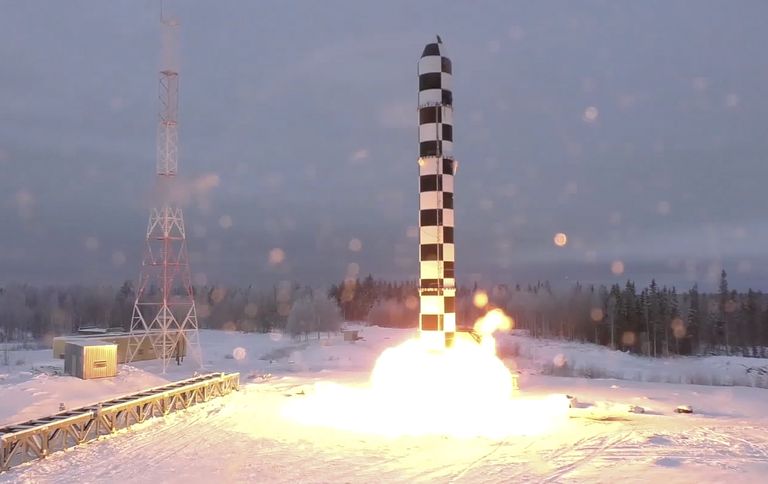 Mandritevahelise ballistilise raketi Sarmat katsetus teadmata paigas Venemaal.