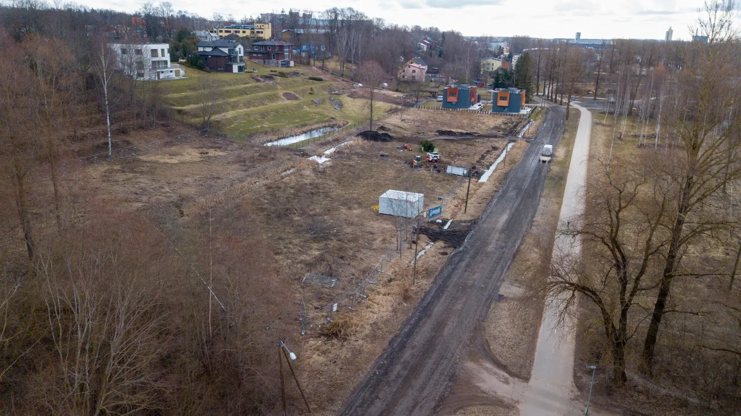 Emajõe ääres Ujula tänava lõpus käib töö, peagi kerkib seal mitu uut kortermaja.
