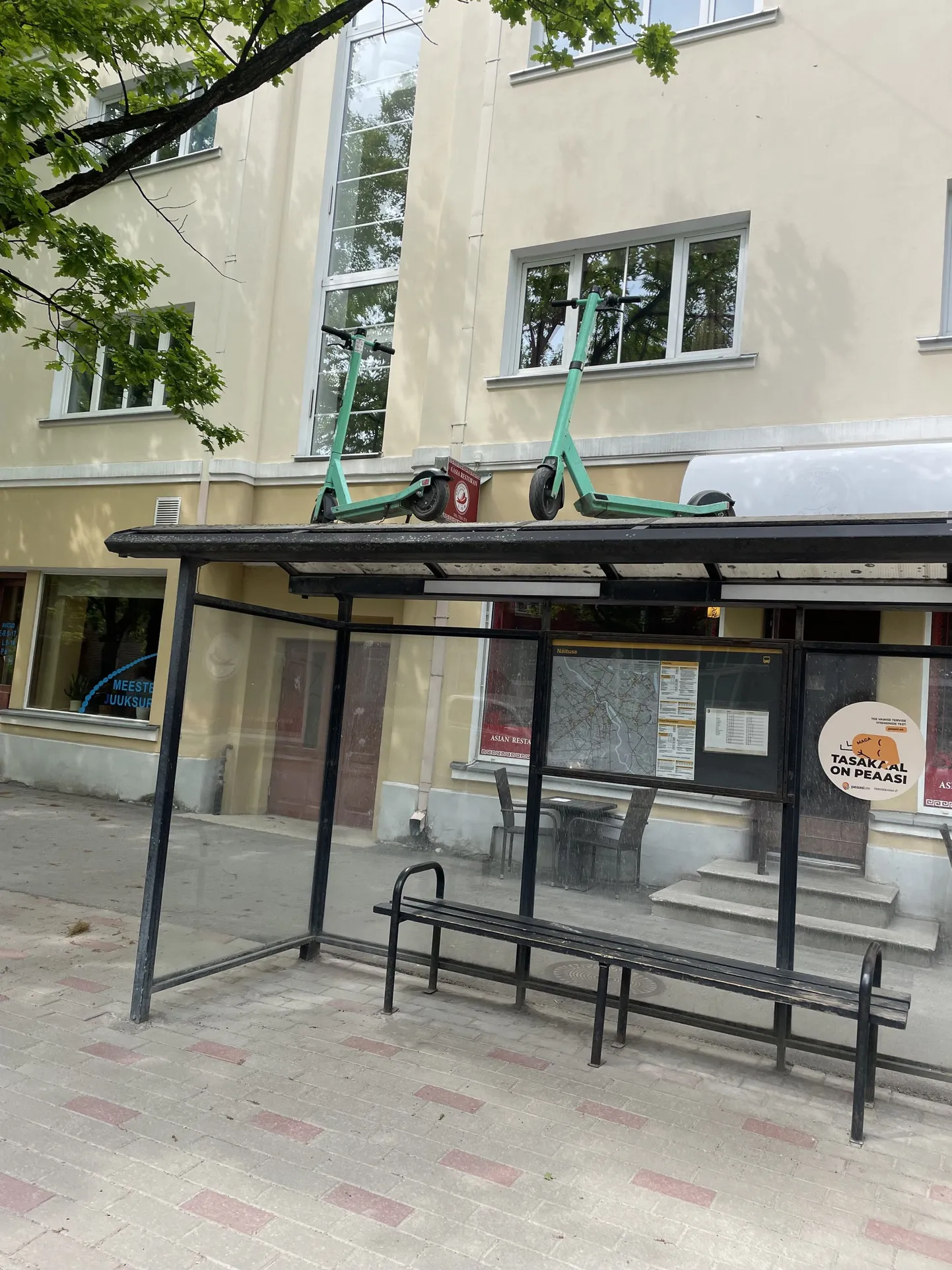 Bolti töötajad tõid Näituse tänaval katusele pargitud tõukerattad sealt eile ära.
