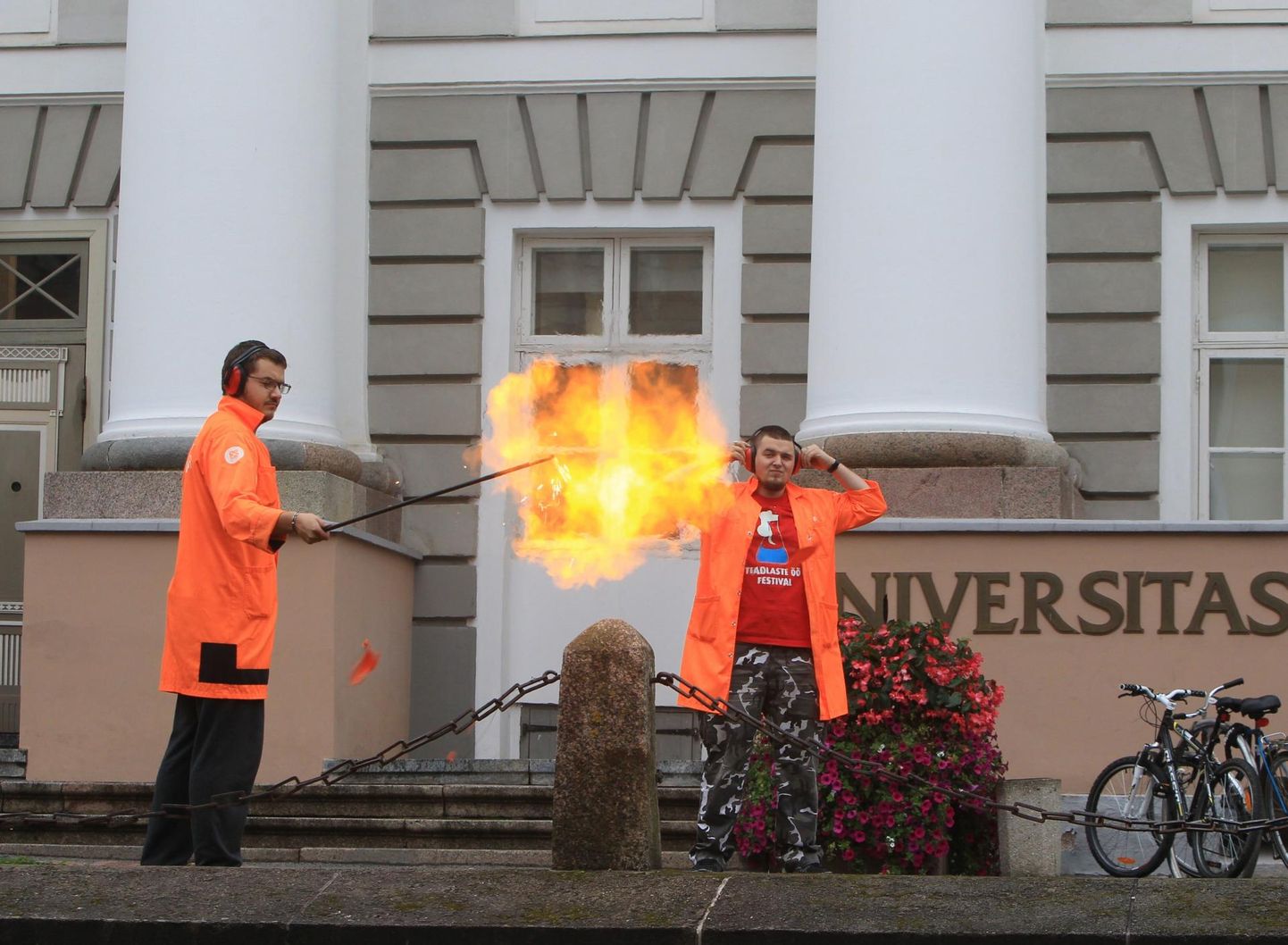 Ülikool peab olema fun. Ahhaa teadusteater Tartu Ülikooli ees sõud ja pauku tegemas.
