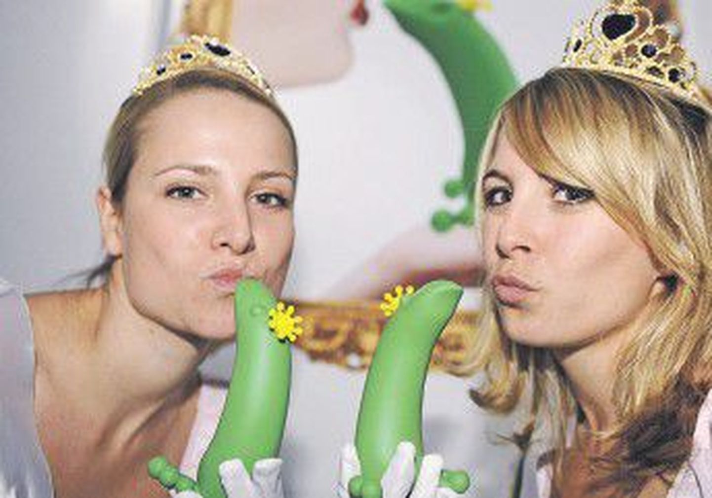 15 октября в Берлине прошла ярмарка эротики Venus, на которой модели Саския и Анна продемонстрировали новые секс-товары для взрослых.