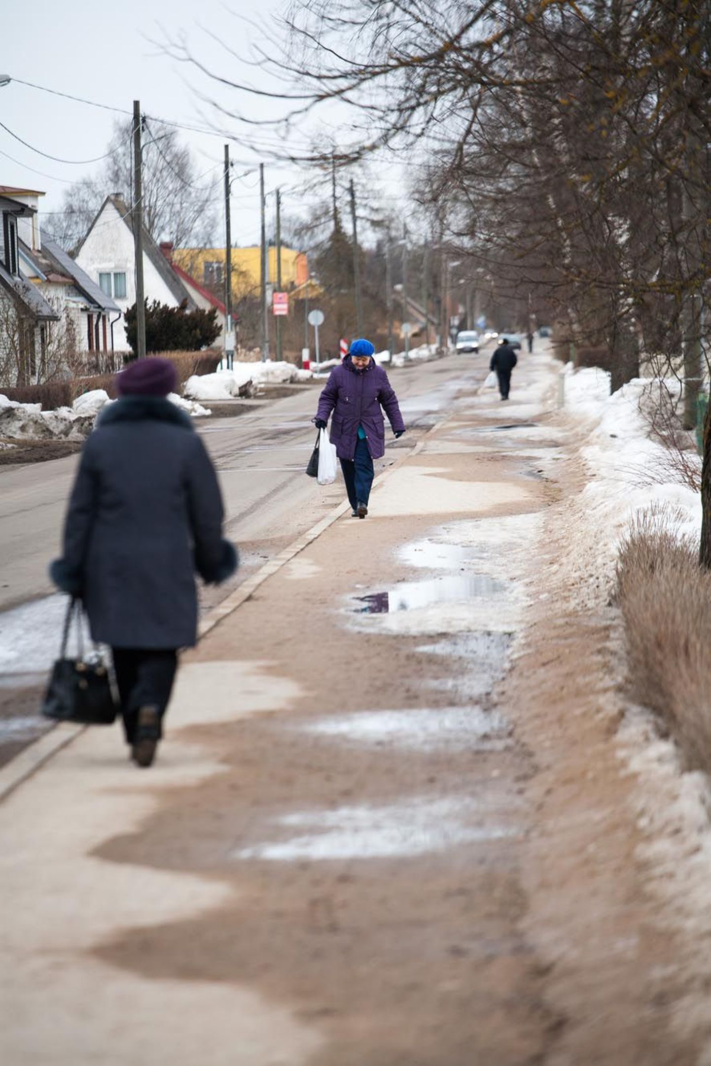 Laia tänava kõnniteel lükatakse lund ja tehakse libedustõrjet linna rahastusel.