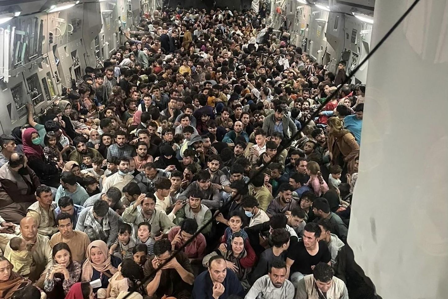Pühapäeva õhtul evakueeriti Ühendriikide lennukiga 640 afgaani. 