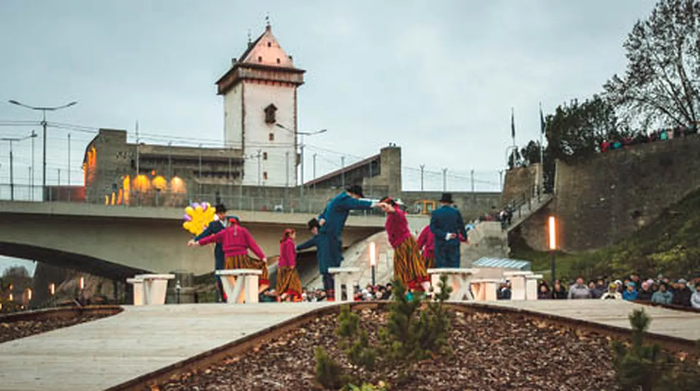 Üks viimase aja elukeskkonda parandanud europrojektidest on Narva promenaad. Projektiga uuendati jõe kaldapealset.