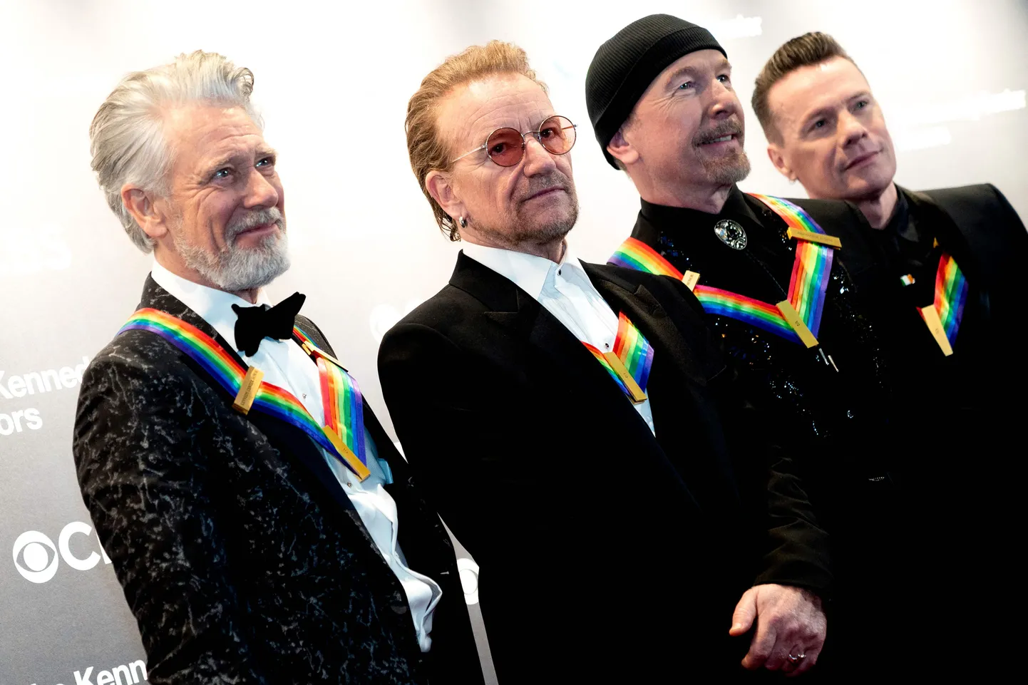 Ādams Kleitons, Bono, Lerijs Mulens juniors un Edžs ierodas 45. Džona F. Kenedija Mākslas centra rīkotajā Izcilības balvu pasniegšanā Vašingtonā, 2022. gada 4. decembrī.