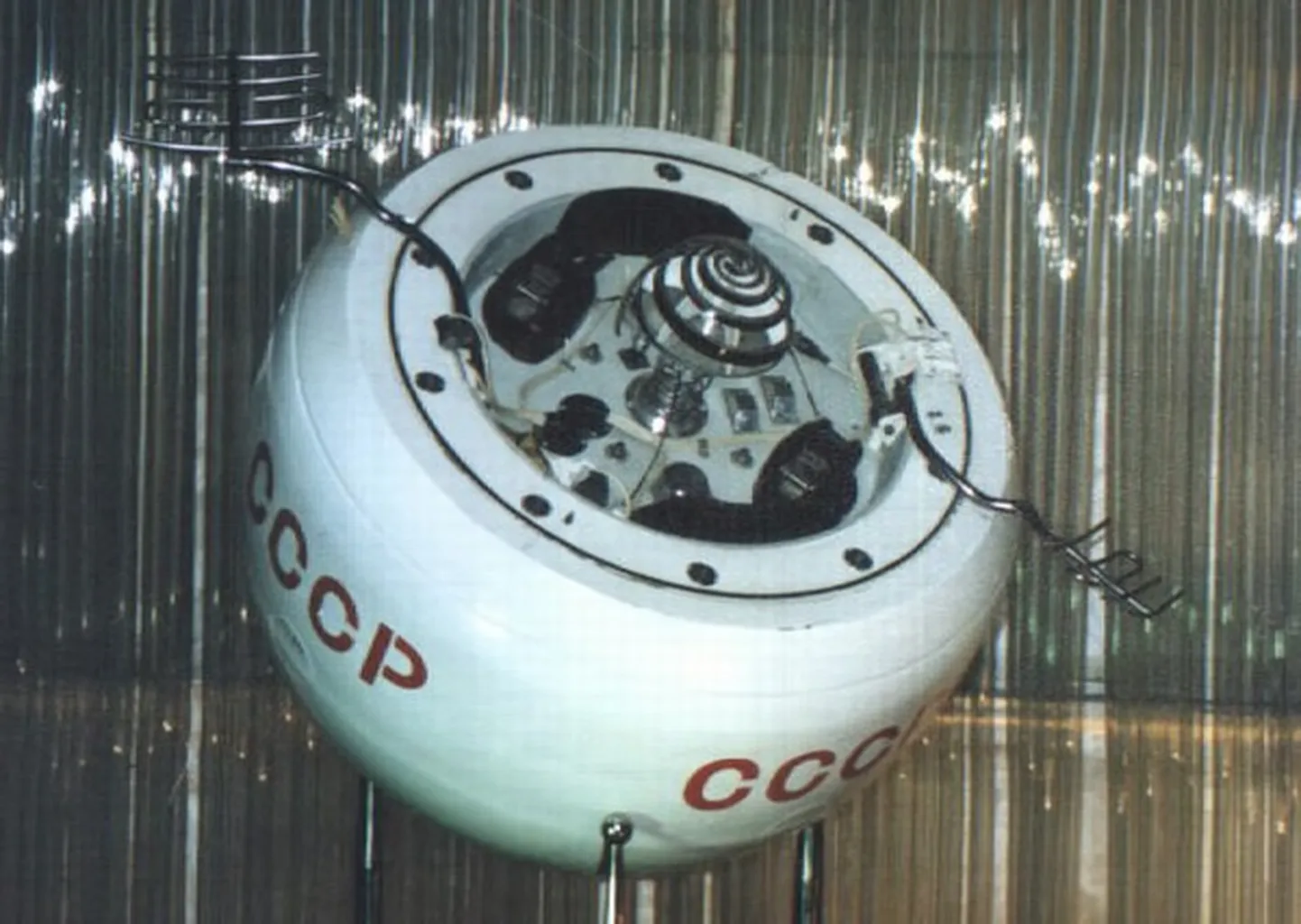 Kuigi algselt koosnes kosmoselaev mitmest osast, on ainus siiani orbiidil püsiv komponent 1972-023E – Kosmos 482 maandur. See on kerakujuline, ligi 500 kg kaaluv kapsel.