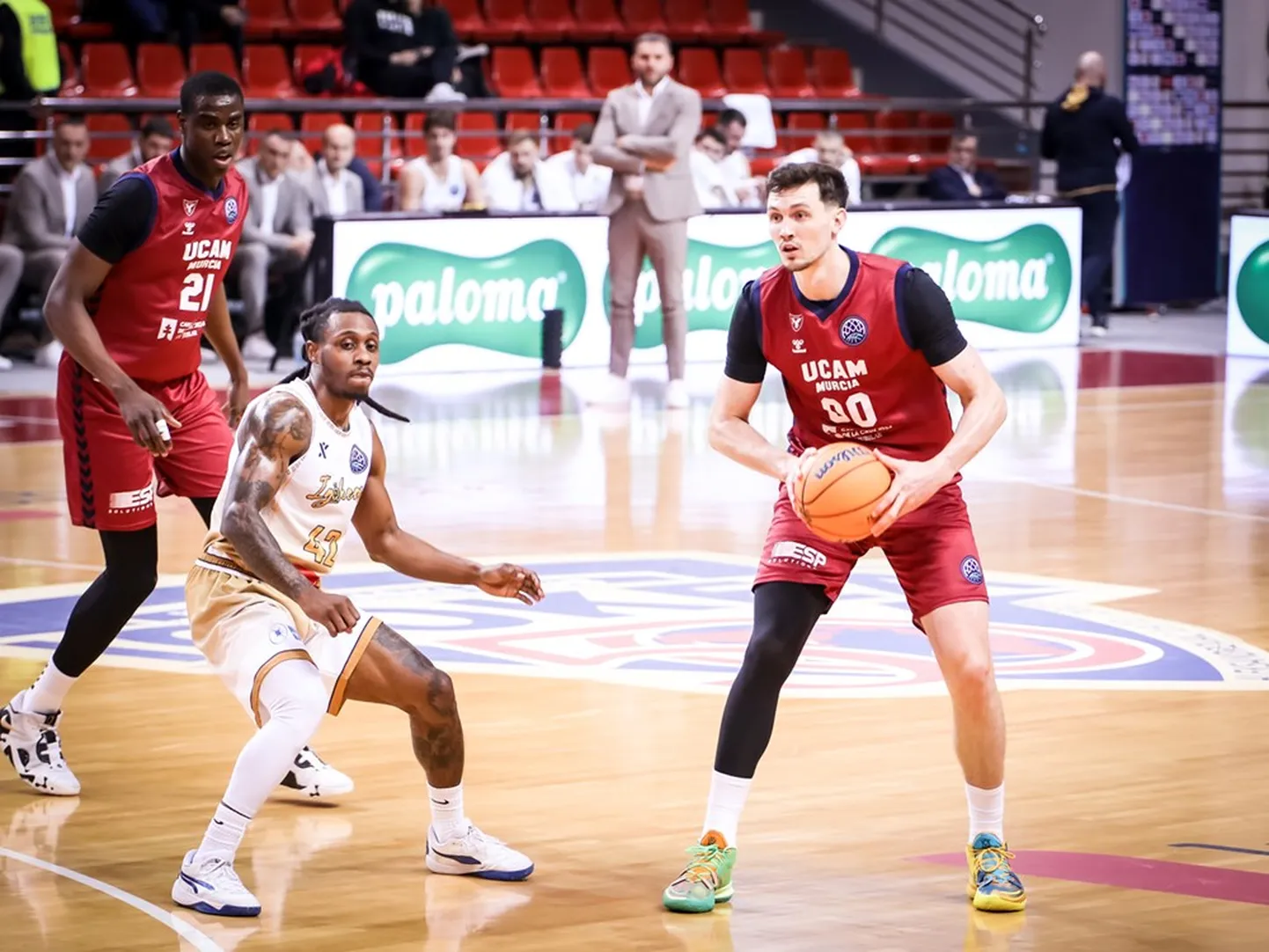 Latvijas basketbolists Rodions Kurucs (ar bumbu)