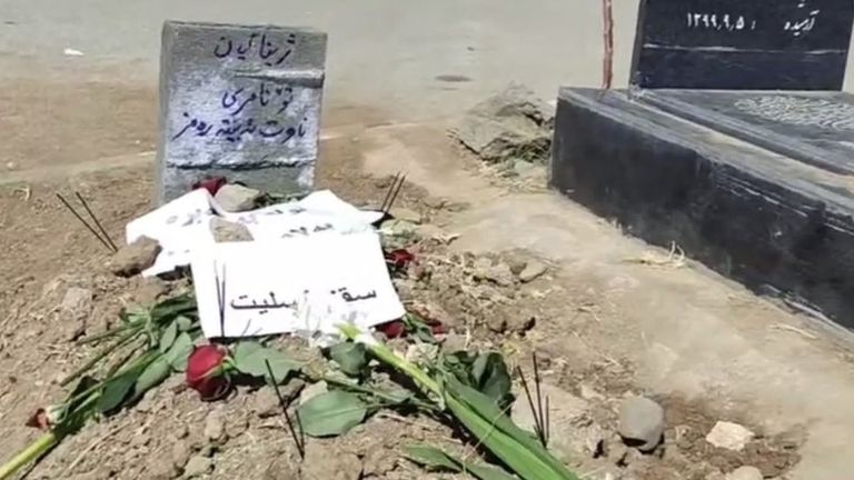 В социальных сетях появилась фотография могилы Махсы Амини