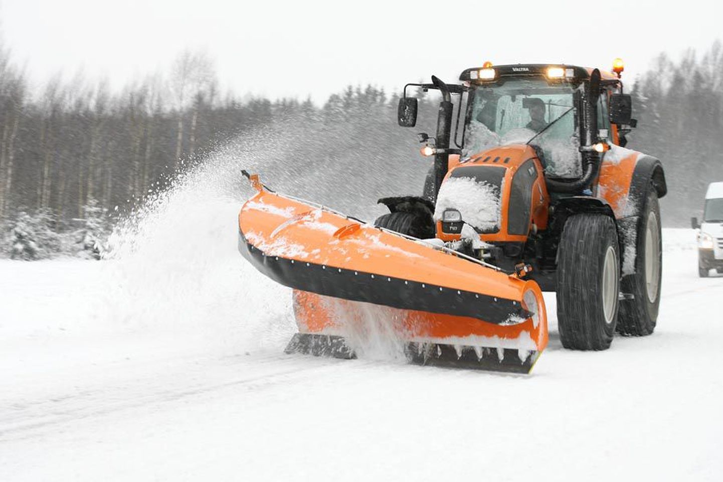 Eile käisid lumekoristustööd muu hulgas Tallinna maanteel. Foto on tehtud Viljandi ja Võhma vahelisel lõigul.