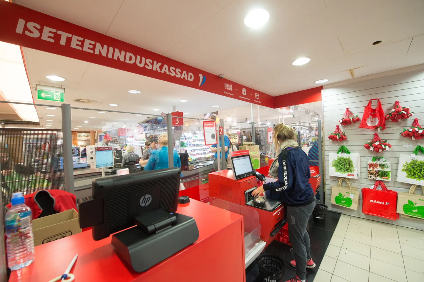 Klient iseteeninduskassas.