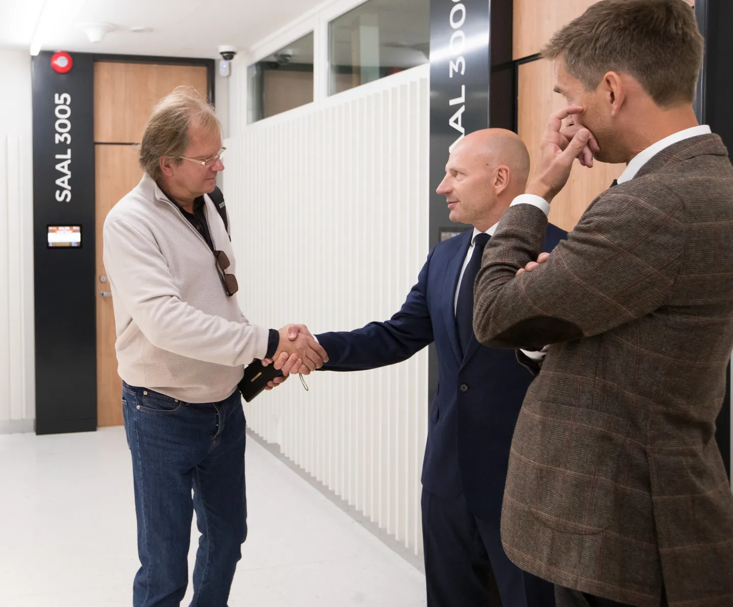Paavo Pettai (paremalt teine) ja Oliver Kruuda (vasakul) kohtus. Mees pruuni pintsakuga on Pettai advokaat Raiko Lipstok. Pilt on tehtud eelmise aasta septembris.