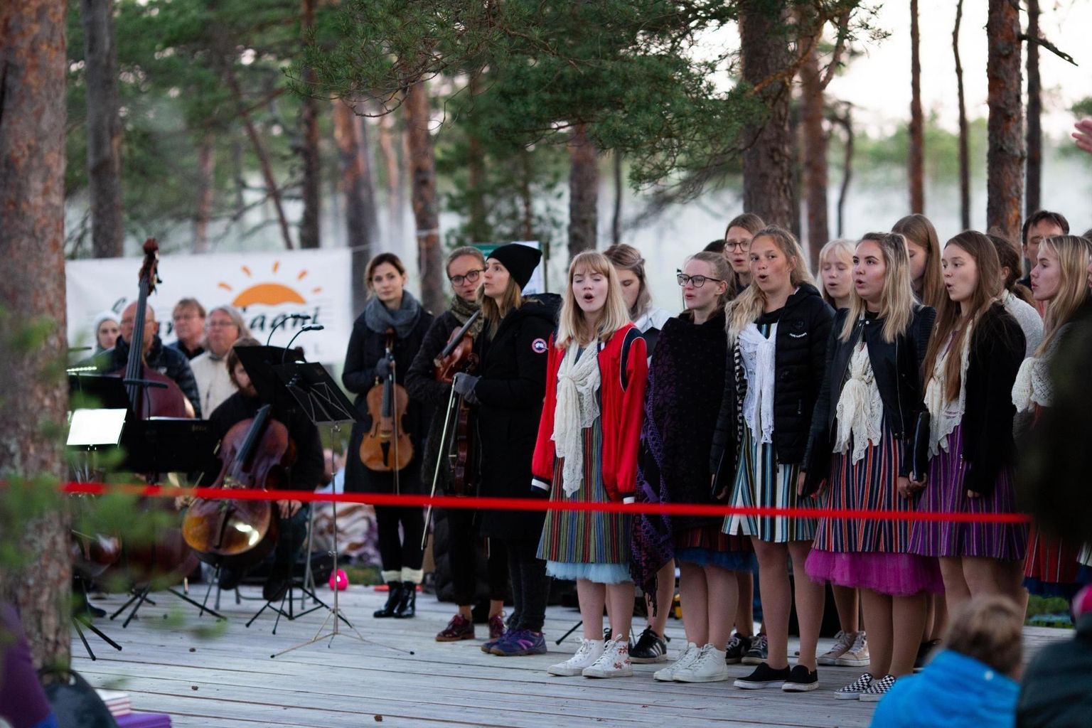 Läbi aastate on Suure-Jaani muusikafestivali üks tõmbenumbreid olnud Hüpassaare rabas korraldatav päikesetõusukontsert.