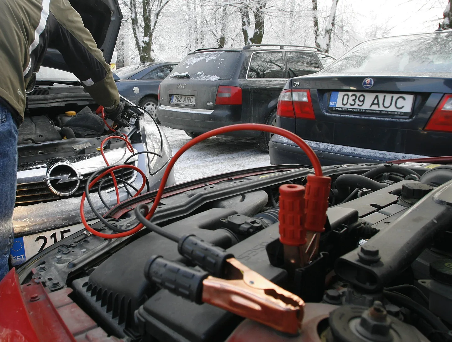 Auto käivitamiseks võib külma ilmaga vaja minna teise masina abi.