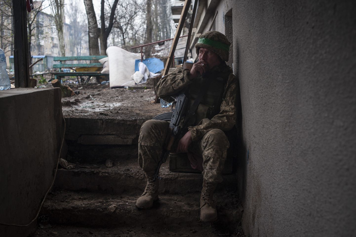 Ukraina sõdur puhkepausil lahinute keskmeks olevas Bahmutis.