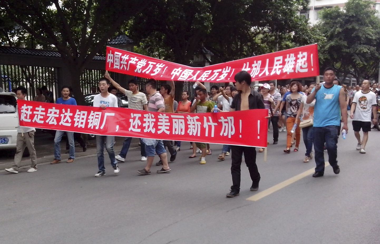 Raskemetalli tehase vastu meelt avaldama tulnud inimesed Shifangis.