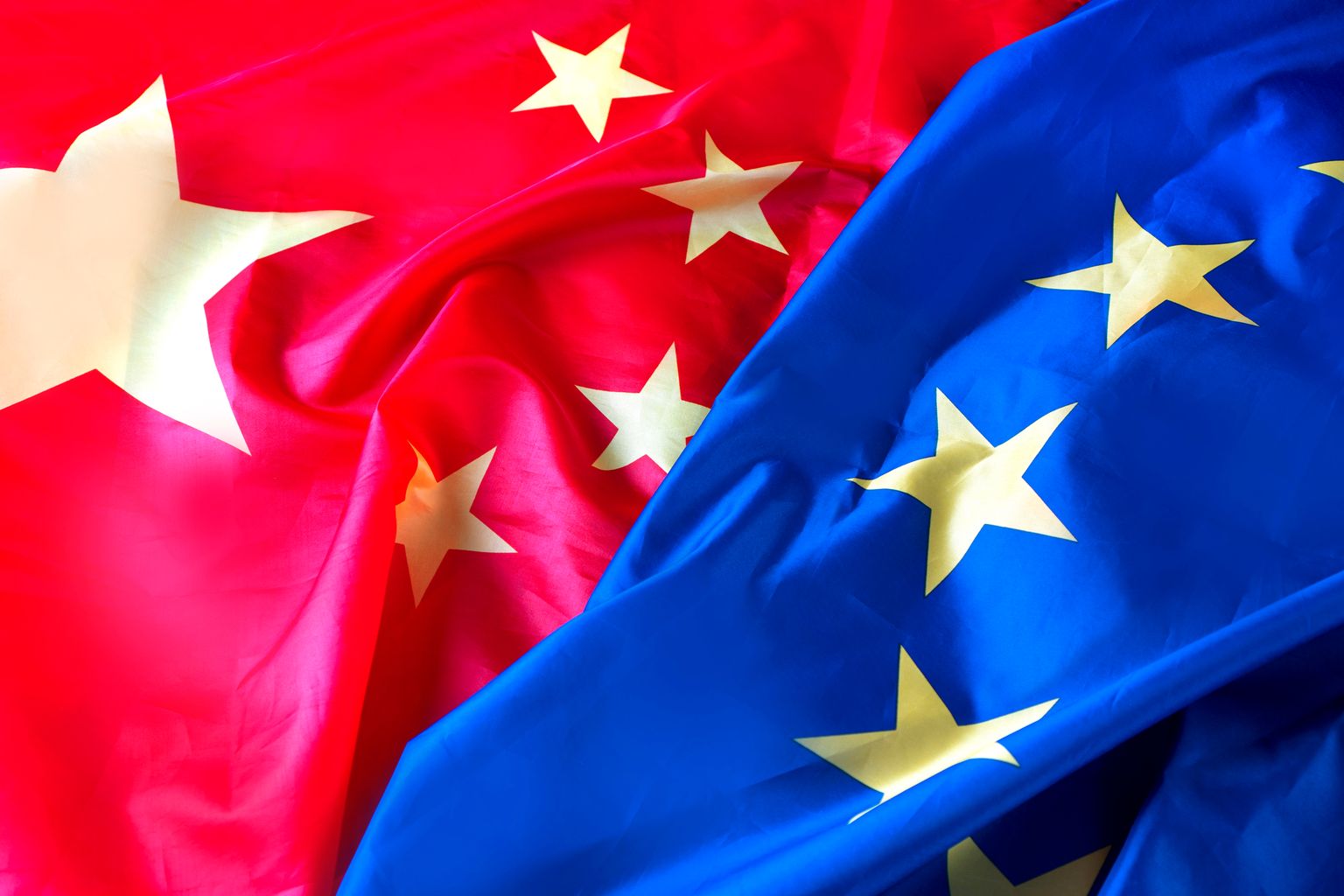Флаги Китая и Евросоюза.