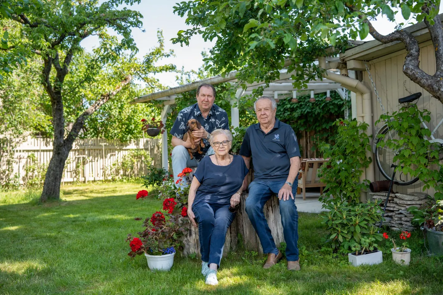 “Meid seob huumor,” arvab Koidula muuseumi juhataja Elmar Trink Austraalia eestlaste Iivo ja Reet Tuulega oma Pärnu koduaias päikselist suvepäeva veetes.