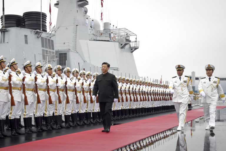 Hiina president Xi Jinping tervitas paraadil 32 saluuti andnud Hiina laeva ning 39 lennukit.