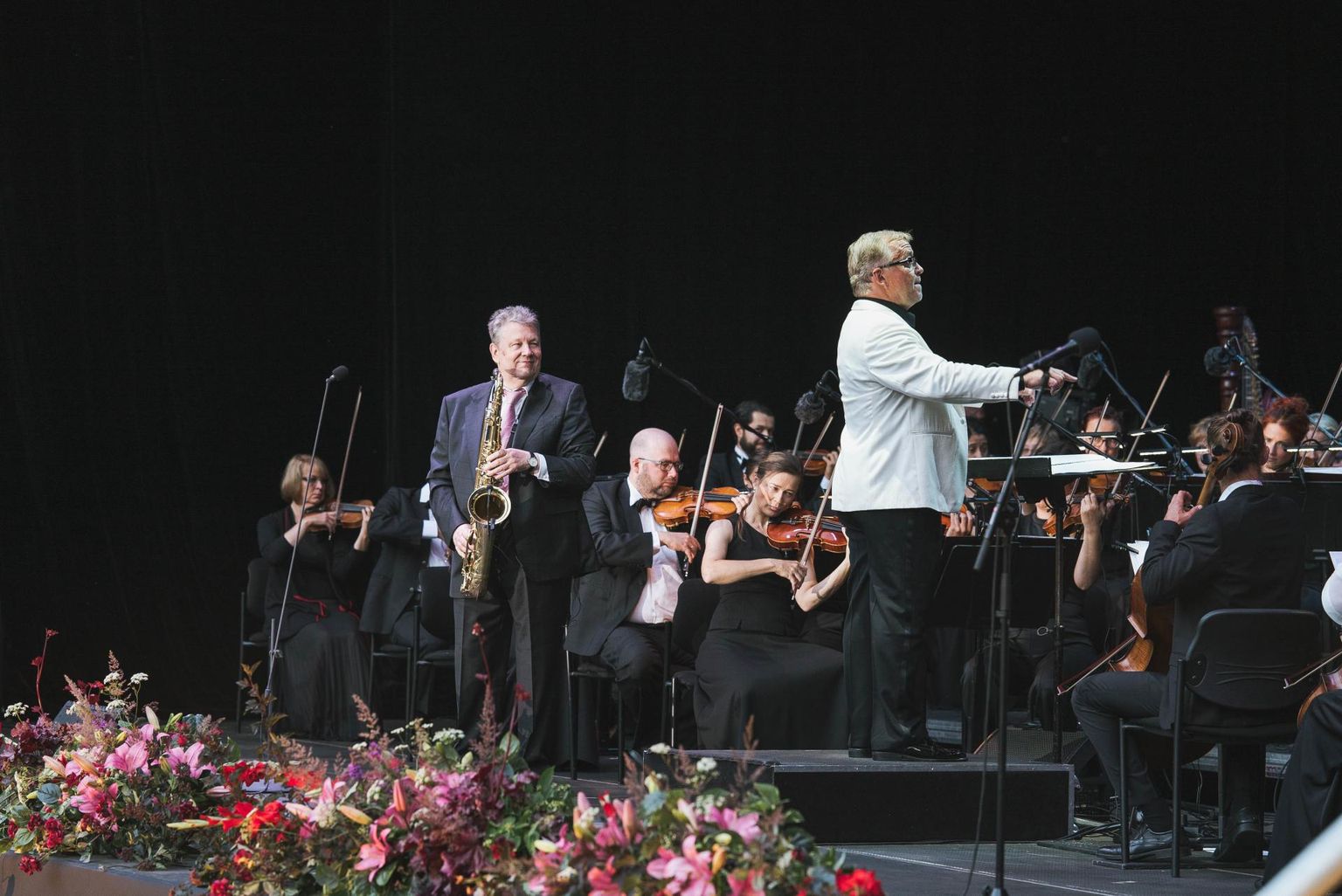 Paul Mägi juhatatud Vanemuise sümfooniaorkestri kümnendal suvekontserdil kõlas muu hulgas džässilugu, mille esitusel soleeris saksofonist Lembit Saarsalu.