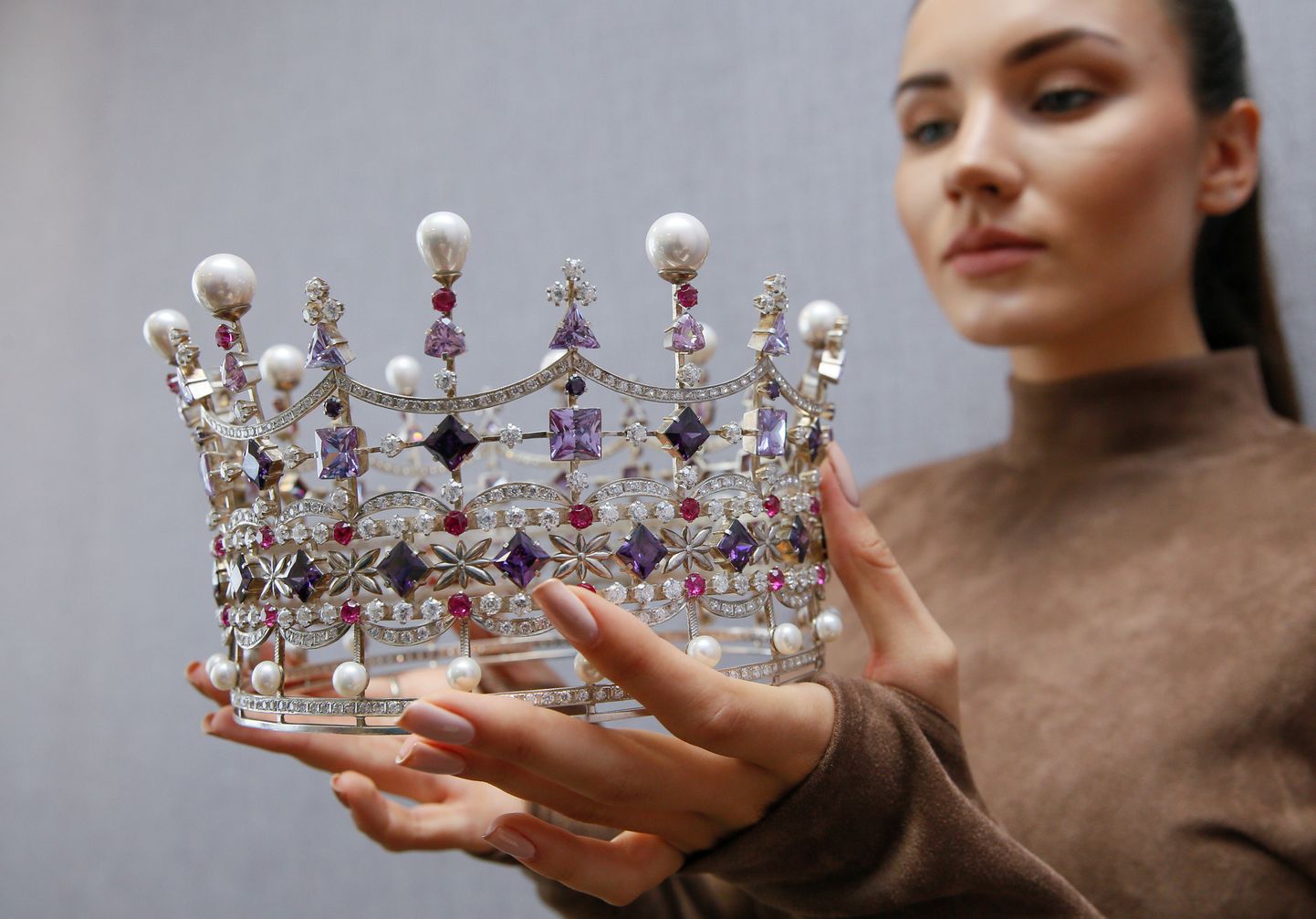 Miss Ukraina iludusvõistluse tegevjuht Victoriya Kiose krooniga, millega pärjati Veronika Didusenko. Neli päeva hiljem jäi Didusenkolt kroonist ilma.