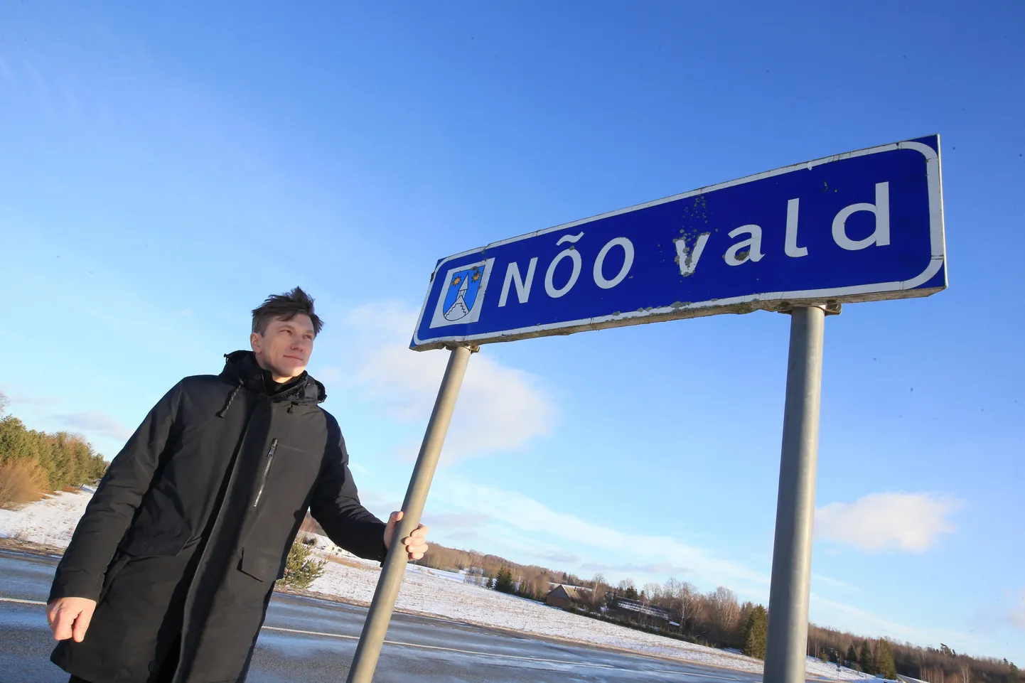 Nõo vallavanem Maano Koemets Nõo valla sildi all.