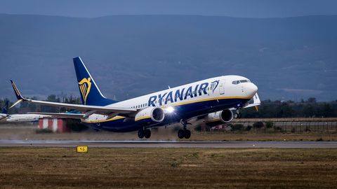 Ryanair kärbib lende ja hoiatab valusa hinnatõusu eest