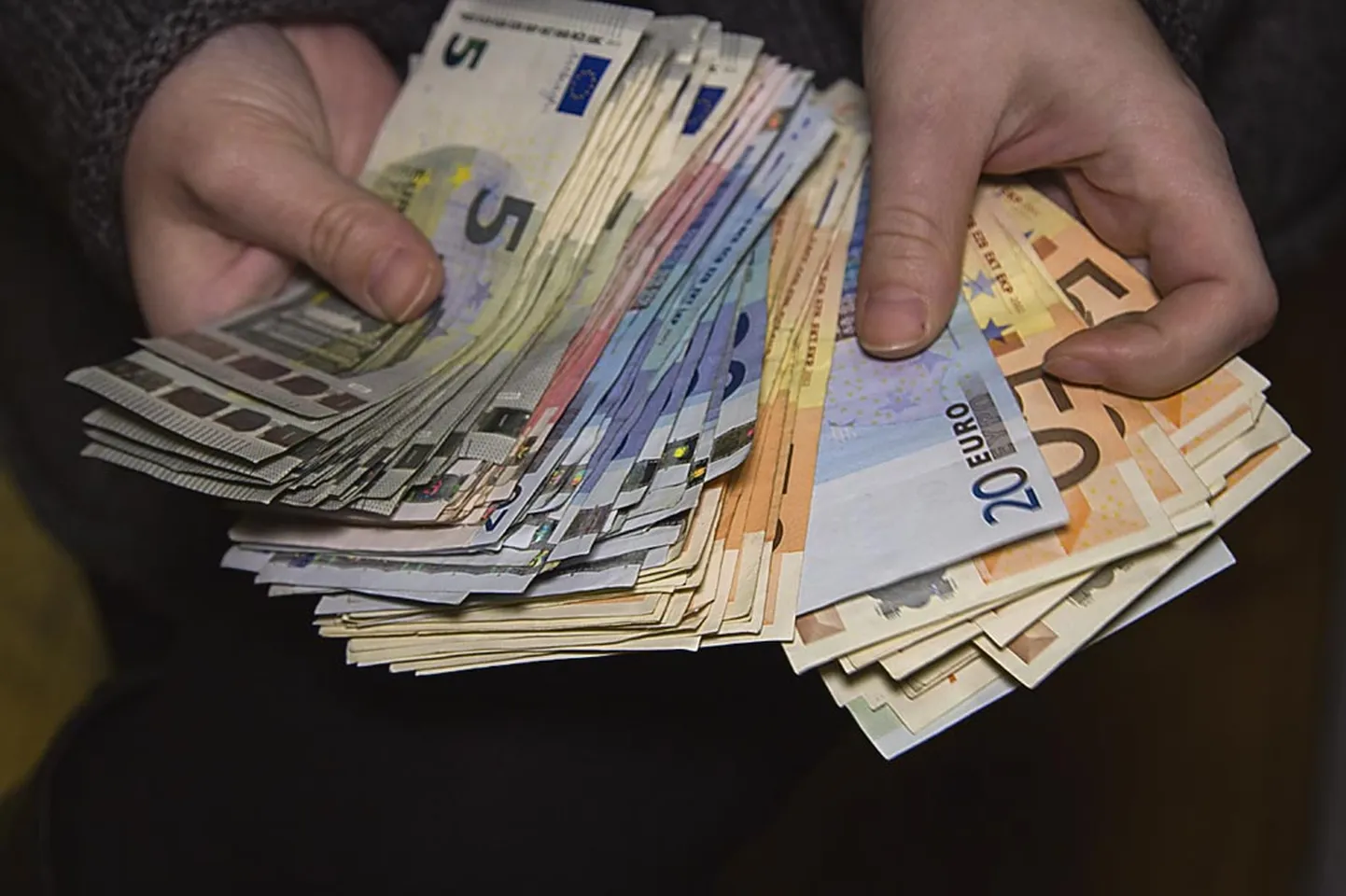 Isegi eestkoste lõpetamine Viljarit ei peatanud. Nii varastas ta pereliikmelt peale kahtlustuse saamist veel 2380 eurot.