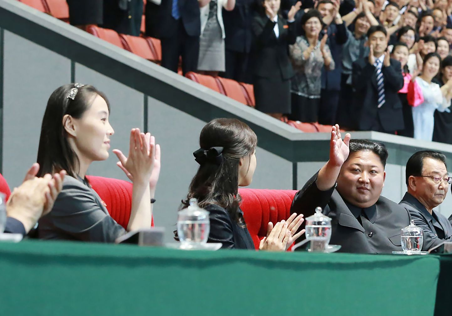 Põhja-Korea diktaator Kim Jong-un rahvale lehvitamas. Temast vasakul abikaasa Ri Sol-ju ning õde Kim Yo-jong.