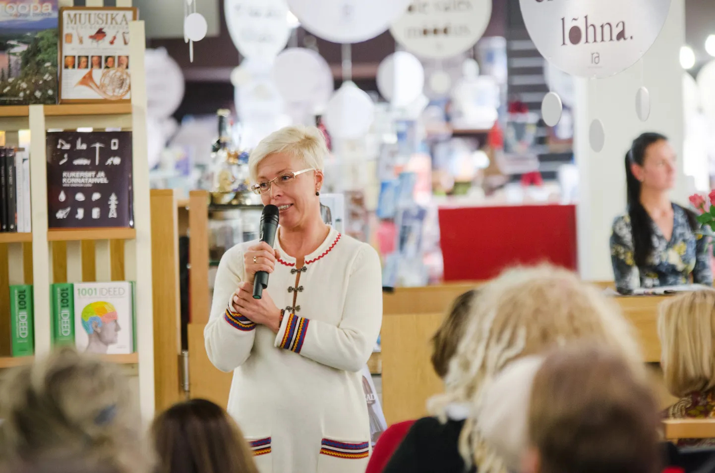 Evelin Ilves esitles Pärnus raamatut