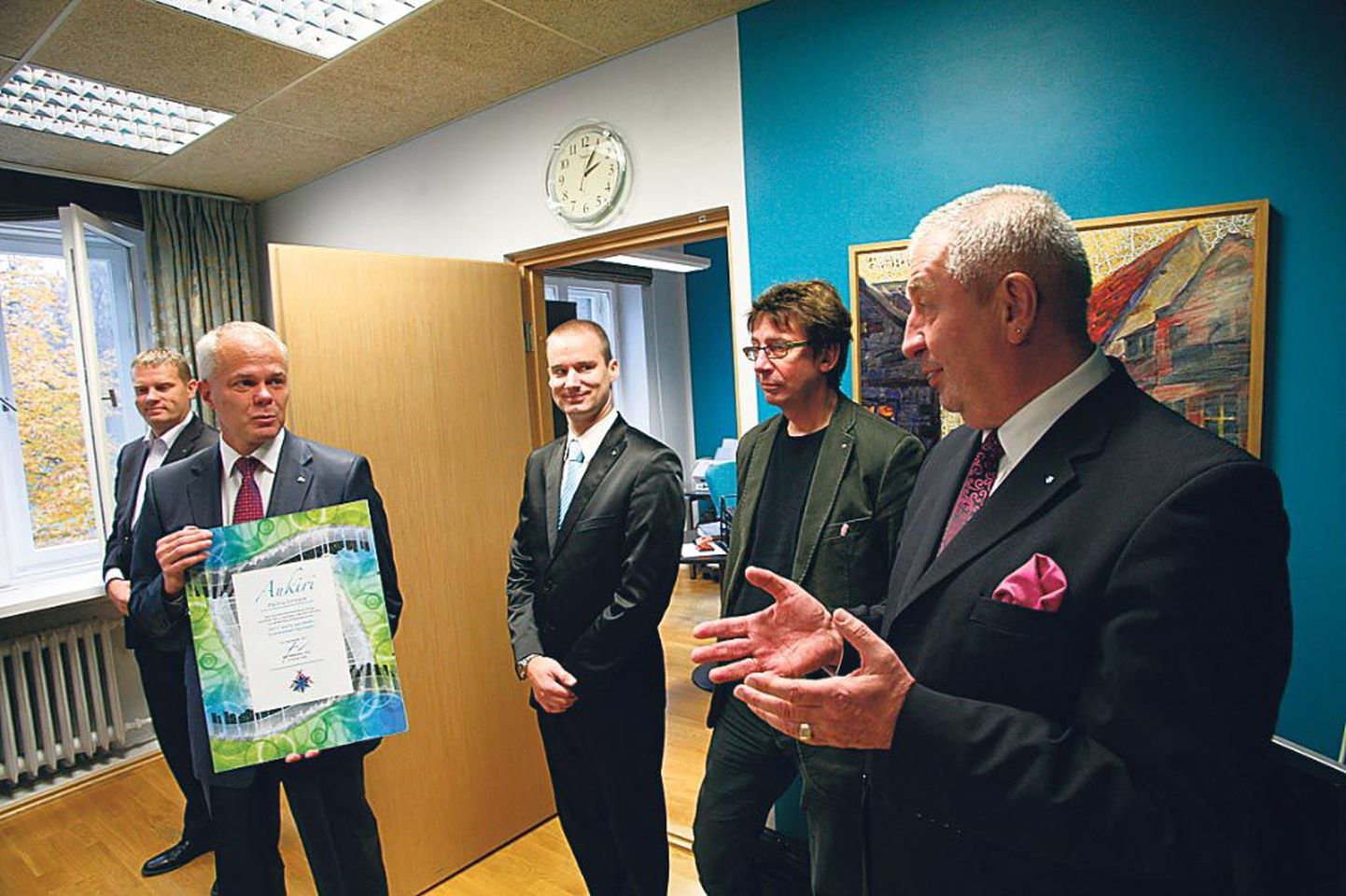 Parima kommunaalrajatise tunnustusega kaasas käiva kastekannu vastu võtnud Pärnu linnapea Toomas Kivimägi nentis, et Vallikäärus kippuski muru kuivama.