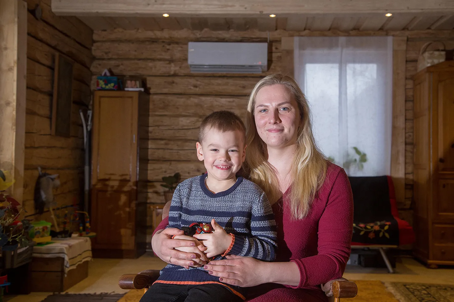 Järvamaa noore spetsialisti stipendiumi saanud Naiskodukaitse Järva ringkonna esinaine Kerlin Tealane koos poja Henriga.  Oma Järva valla ja Paide linna piirimail asuvas kodumajas, mida nad koos abikaasa Taneliga põhjalikult uuendavad.