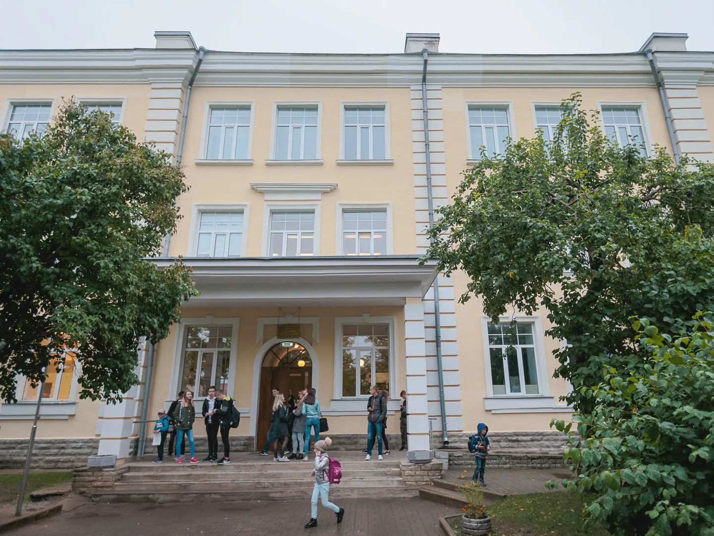 Narva Kesklinna gümnaasiumi õpilased lahkuvad tänavu suvel sellest Aleksandr Puškini tn 29 paiknevast ajaloolisest hoonest, et kahe aasta möödudes pärast hoone ümberehitust siia tagasi tulla.