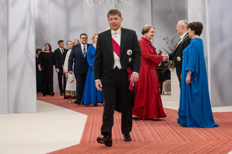 Toomas Luman presidendi tänavusel vastuvõtul. Reservohvitser Lumanil on kodus hulk karikaid ja medaleid laskmisvõistluste võitmise tunnistuseks. Kaitseliidu sõjarelvade rekordeist on meeste arvestuses kolm tema nimel.