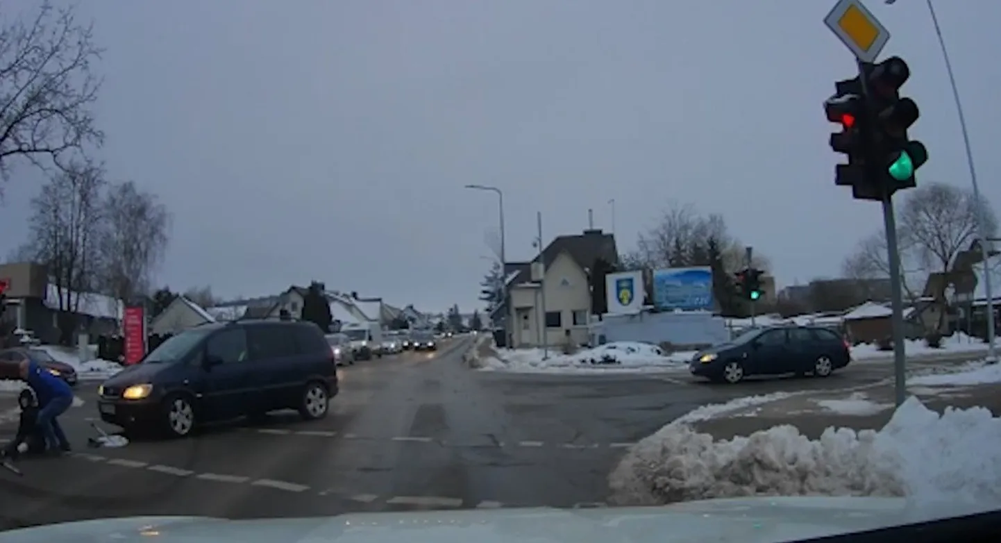 Видеорегистратор заснял, как в Литве водитель сбил женщину на костылях