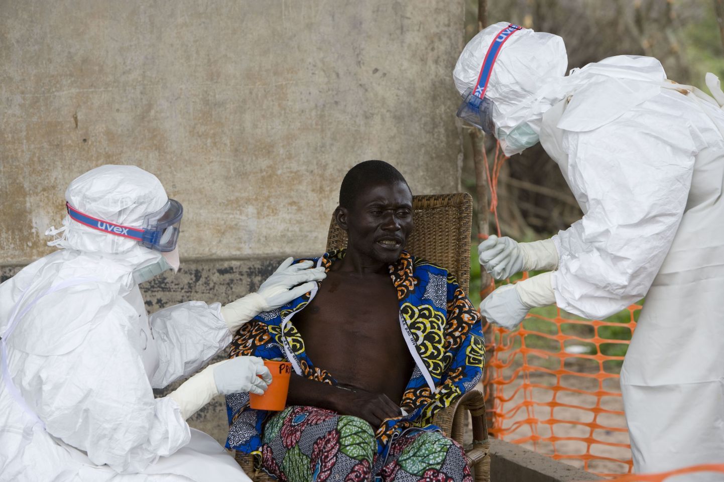 Arstid aitamas Kongo DVs ebolasse haigestunud meest 2007. aastal.