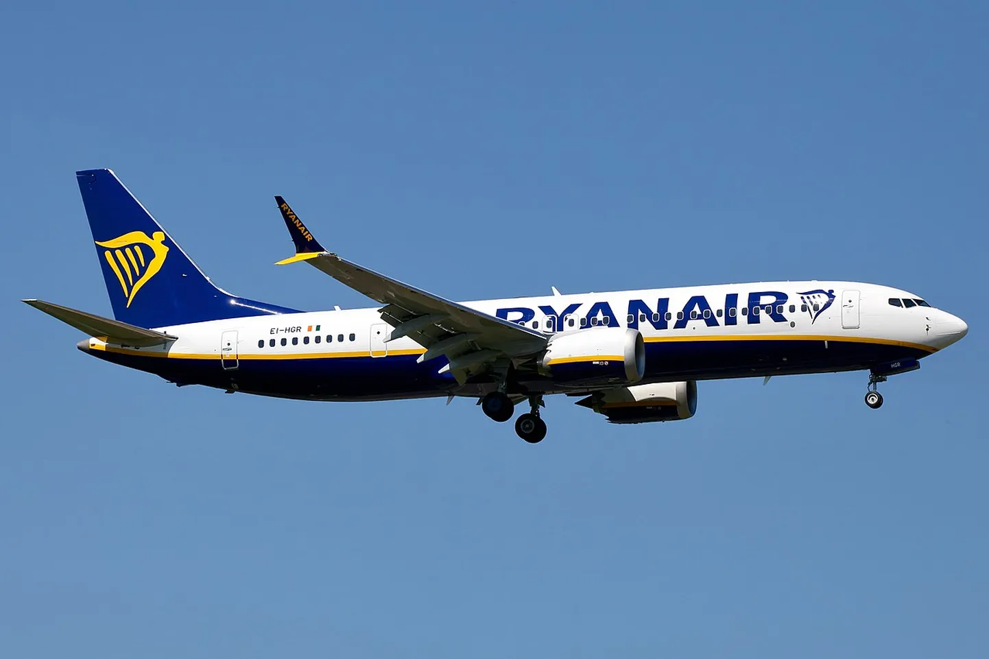 Paljud lennufirmad ei taha reisijaid lennu ärajäämisel konkurentide varasematele lendudele ringi broneerida, kuid kohtumääruse kohaselt on see osa hoolsuskohustusest. Pildil Ryanairi lennuk.
