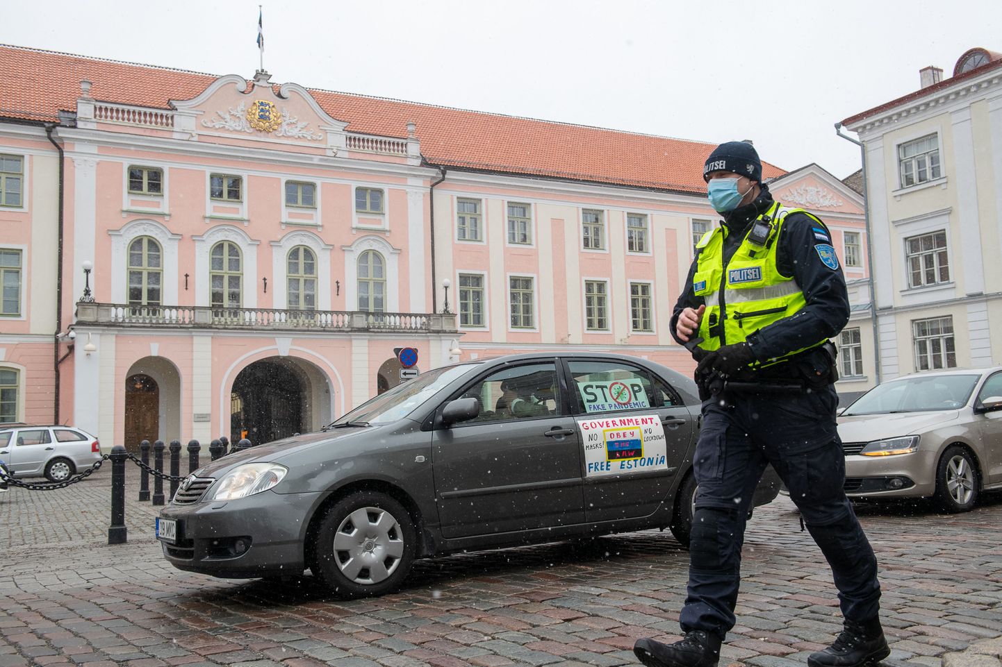 Policists protestā pret Covid-19 ierobežojumiem Tallinā