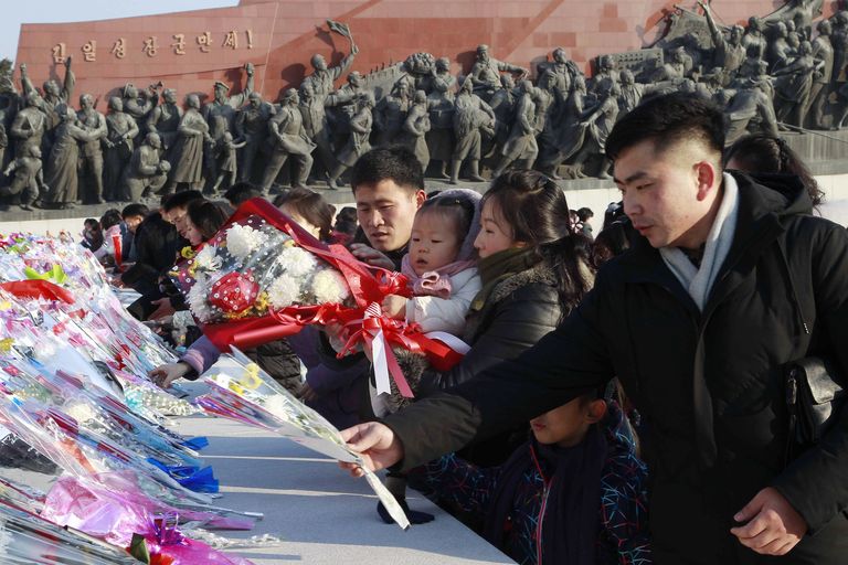 Põhjakorealased asetamas 1. jaanuaril 2020 lilli endiste liidrite Kim Il-sungi ja Kim Jong-ili mälestusmärgile Pyongyangis
