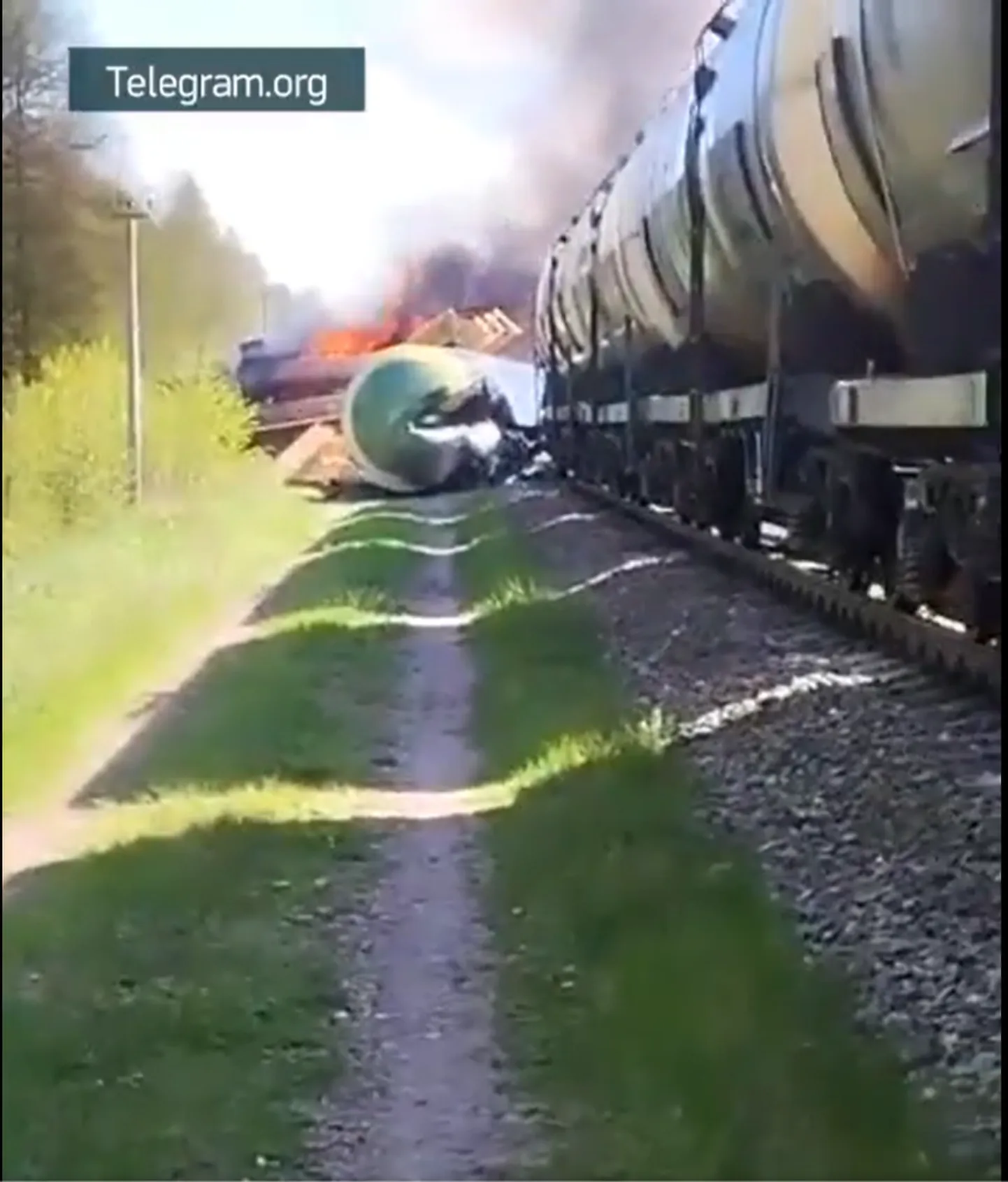 В Брянской области сошли с рельсов локомотив и несколько вагонов, произошел пожар. По данным властей, сработало неустановленное взрывное устройство.